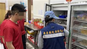 高雄20名親友組團到小琉球旅遊，不料8日大家吃完一間海產餐廳後，接連出現上吐下瀉病況。（圖／翻攝畫面）
