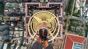 一名在IG擁有11萬粉絲的外籍網紅（street_vision），日前在個人紛絲專業上傳了一張令人驚悚的畫面，他闖入台北車站旁的新光人壽摩天大樓，並攀登避雷針頂端，拍攝下驚人視角畫面