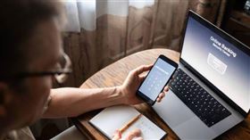 詐騙,滑手機
（圖／翻攝自Pixabay）