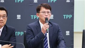 民眾黨團由立法委員黃國昌、麥玉珍與林國成，召開「長官好大我好怕！放任高層霸凌，人民超袂爽！」記者會。(圖/民眾黨團提供)