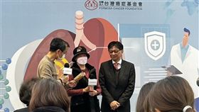 罹癌治療後的呂女士（中）向黃俊耀醫師（右）表達感謝。（圖／記者簡浩正攝影）