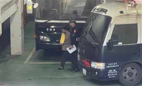 ▲應曉薇走下囚車，雙手抱著公文袋，似乎若有所思。（圖／翻攝畫面）