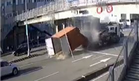 台中貨櫃車「噴裝備」砸路面！碰撞畫面曝