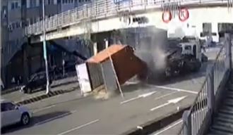 台中貨櫃車「噴裝備」砸路面！碰撞畫面曝