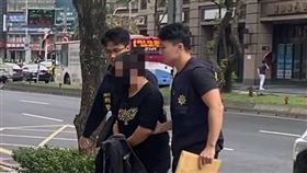 內湖母女遭詐騙1200萬，警方帶回2名車手。（圖／翻攝畫面）