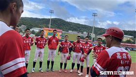 ▲新北U18邀請賽，高雄市逆轉台南市奪勝，賽後圍圈講話。（圖／記者張沛嘉攝影）