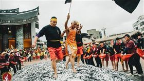 ▲2021辛丑年「二結王公文化節」 - 捉乩童跳過火。（圖／翻攝自財團法人二結王公廟粉絲專頁-莊曜陽 Yo Young Photography先生攝影）