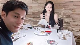 陳喬恩（後）和老公（前）到米其林餐廳用餐。（圖／翻攝自陳喬恩IG）