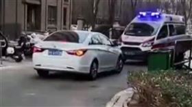 有民眾拍下，轎車不讓載有病患的救護車通過。（圖／翻攝自微博）

