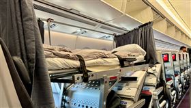 日本航空將座位改裝成擔架簡易床。（圖／翻攝自X @LoGiRNE）