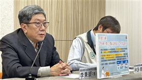 對於「蘋果病」大流行，李秉穎（左）提醒孕婦等3風險族群也要小心。（圖／記者簡浩正攝影）