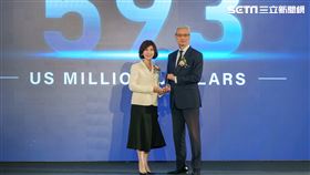 台達第14年入選台灣最佳國際品牌，由台達品牌長郭珊珊代表領獎。由經濟部產業發展署副署長鄒宇新頒獎予台達品牌長郭珊珊(左)。