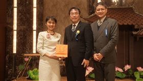 黃市長致贈紀念品給首相夫人