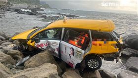 新北彭男駕駛計程車行經台2線83.6公里處時自撞翻覆至礁岩上。（圖／翻攝畫面）