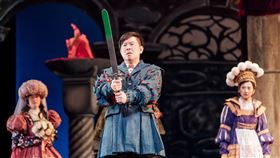 《莎姆雷特》上周末第一站在台中接連演出三場，在台中最後一場演出結束謝幕時曾國城提及國修老師淚灑舞台。（圖／寬宏提供）