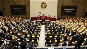 南韓國會於10日通過要求立即逮捕尹錫悅等8名叛亂嫌疑人的決議案。（圖／路透社／達志影像）