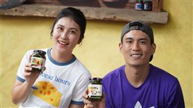 卓君澤（左）與林韋翰(右)造訪宜蘭南澳國小。（圖／《野！孩子起步走！》製作團隊提供）