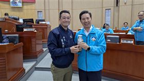 金門縣議員贈陳福海羽球  盼縣府審慎使用預算金門縣議會9日進行縣政總質詢，無黨籍議員董森堡（前左）針對教育處在「國際羽球館及桌球館興建工程」編列新台幣6億預算進行質詢，並贈送縣長陳福海（前右）3顆羽球，要求縣府審慎使用預算。中央社記者吳玟嶸攝  113年12月9日