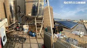外包商清洗太陽能水塔，不慎觸電陳屍4樓頂，現場仍留有機具施工到一半。（圖／翻攝畫面）