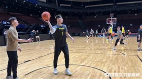 東超澳門經典賽練球日，新北國王球星林書豪（中）練球。（圖／特派記者蔡厚瑄攝影）