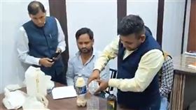 調查人員運用從工廠中搜出的化學物，演示假牛奶的調配。（圖／翻攝自X）

