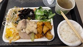 民眾拍下位在新竹的一家自助餐菜色，並分享了價格。（圖／翻攝自PTT）