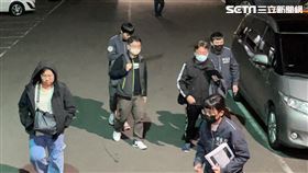 新北市調處人員陸續將人移送至地檢署複訊。（圖／記者楊忠翰攝影）