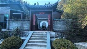 大陸武當山「藥王谷中醫館」利用抗癌大師、治癌秘方、抗癌治癒率超80%等字眼做宣傳。（圖／翻攝自新京報）