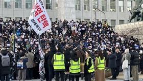 韓國國會前燭光集會韓國最大在野黨共同民主黨4日下午發起集會，邀請不滿這次戒嚴事件及尹錫悅政府執政的民眾到國會大樓前階梯重現燭光集會。中央社記者廖禹揚攝 113年12月4日