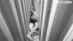 老翁倒臥巷內，離奇的是頭部遭鐵皮和水泥牆嵌住動彈不得。（圖／翻攝畫面）
