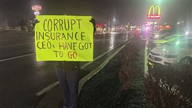 26歲AI工程師曼吉昂（Luigi Mangione），槍殺醫保CEO，民眾到麥當勞抗議（圖／美聯社／達志影像）