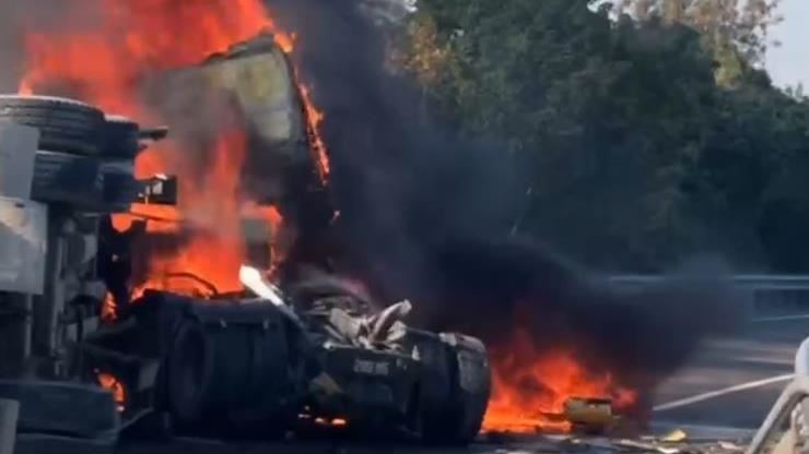 新/台84砂石車翻覆成火球 出口匝道封閉