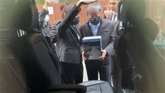 瓊瑤火化完畢！獨子手捧媽媽骨灰上山