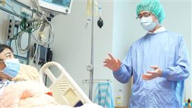 ▲游智欽醫師至病房叮嚀陳女士術後照護方式。（圖／北慈提供）