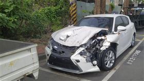 有民眾發現高雄鳳山區中崙一路旁發現一輛白色轎車經過撞擊毀容佔用停車格，向市府陳情。（圖／翻攝自PTT）