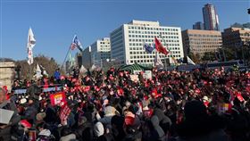 大批韓國民眾集會 挺尹錫悅彈劾案韓國國會7日下午表決總統尹錫悅彈劾案。大批民眾聚集在國會外，要求尹錫悅下台。中央社記者廖禹揚首爾攝  113年12月7日