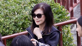 俞小凡忍淚送別瓊瑤　哽咽：早聽說要花葬