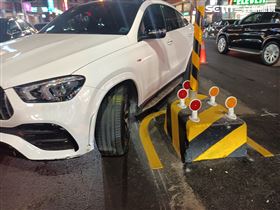 台中超詭路口！40天13自撞500萬賓士毀了(圖/翻攝畫面)