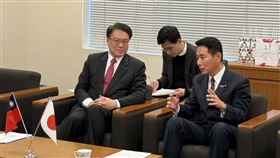 民進黨秘書長林右昌10日下午拜會日本維新之會共同代表、前外務大臣前原誠司以及前代表（主席）馬場伸幸、幹事長岩谷良平等五位參眾議員，就建立兩黨政黨交流機制與議題進行廣泛深入的討論。（圖／民進黨提供）