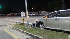 台中轎車撞2車秒肇逃！路燈桿倒塌真相曝