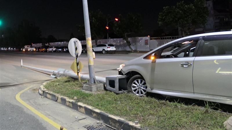 台中轎車撞2車秒肇逃！路燈桿倒塌真相曝