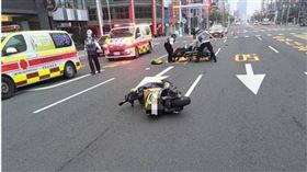 ▲高雄2騎士相撞噴飛馬路，雙雙腦震盪送醫，觀察後無生命危險。（圖／翻攝畫面）