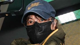 謝宜容移送新北地檢應訊（2）勞動部勞動力發展署北基宜花金馬分署前分署長謝宜容（圖）涉職場霸凌，另被告發挪用公款涉貪，檢調10日搜索22處，帶回謝宜容等23人，全案朝貪污治罪條例偵辦。謝宜容11日凌晨移送新北地檢應訊，面對媒體不發一語。中央社記者吳家昇攝 113年12月11日