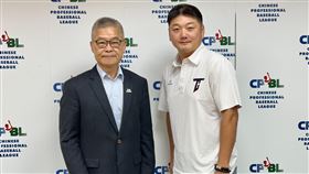 ▲中職秘書長楊清瓏（左）和台灣隊總教練曾豪駒（右）。（圖／中職提供）