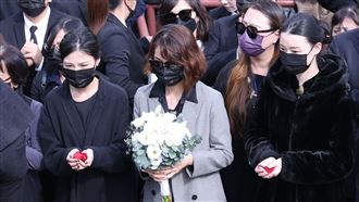 瓊瑤雪花飄落　媳何琇瓊手捧白花悲痛道別