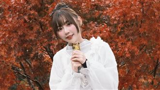 啦啦隊女神羞曝初夜地點　竟扯出三人同床