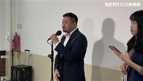 ▲勞動部長洪申翰受訪回應黃國昌考察就業安定基金購置禮品之庫存狀況（圖／記者詹宜庭攝影）