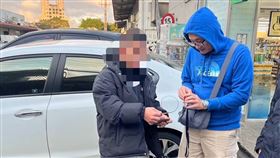 內湖分局在新竹逮獲18歲的謝姓車手。（圖／翻攝畫面）