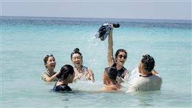 姚元浩（左四）被扒光，左起粿粿、乱彈阿翔、路嘉怡、姚元浩、莎莎、郭泓志。（圖／好看娛樂提供）