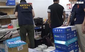 刑事局智財大隊偵一隊在桃園、永和查獲補習班及經銷商書局侵權。（圖／翻攝畫面）